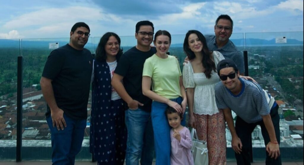 Usai Umumkan Hamil Anak Pertama, Julie Estelle Belajar Membatik di Banyuwangi