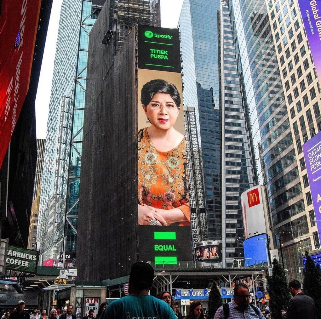 Gokil, Wajah Titiek Puspa Terpampang di Bilboard Times Square New York!