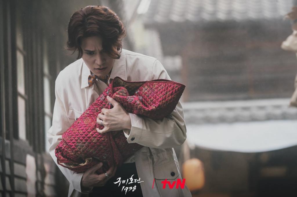 Sinopsis Tale of the Nine Tailed 1938 Episode 4: Lee Dong Wook, Hwang Hee dan Kim Bum Jaga Bayi